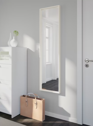 مرأة بإطار أبيض